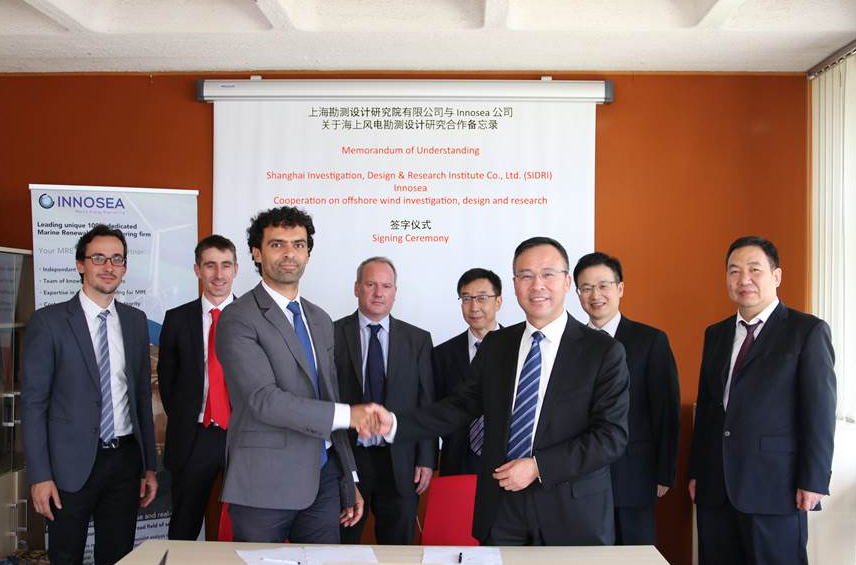                        6月18日，上?？睖y設計研究院有限公司(上海院)與法國Innosea(依諾西)公司在法國南特簽署了《上海勘測設計研究院有限公司與法國Innosea公司關于海上風電勘測設計研究合作備忘錄》。此前，上海院通過采購Innosea公司自主開發(fā)的海上風電地基基礎設計及優(yōu)化分析軟件PREDIN及其培訓服務，與Innosea建立了友好、務實的合作關系，為進一步加強在海上風電領域的全面合作，雙方簽署了該合作備忘錄