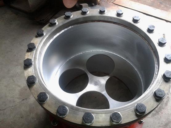 　　【中國(guó)儀表網(wǎng) 價(jià)格行情】平衡孔板流量計(jì)是一種節(jié)流式流量傳感器，對(duì)傳統(tǒng)節(jié)流裝置進(jìn)行了極大的改進(jìn)，將節(jié)流原理由邊緣節(jié)流改為平衡節(jié)流，是一種革命性的差壓式流量?jī)x表。 　　平衡流量傳感器是一個(gè)多孔的圓盤節(jié)流整流器，安裝在管道的截面上，每個(gè)孔的尺寸和分布是基于獨(dú)特的公式和測(cè)試數(shù)據(jù)定制的，能對(duì)流場(chǎng)進(jìn)行平衡，降低了渦流、振動(dòng)和信號(hào)噪聲，使流場(chǎng)穩(wěn)定性大大提高，被廣泛應(yīng)用在上游有擾動(dòng)流場(chǎng)因素的場(chǎng)合