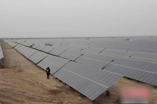                                         
	

	　　2013年1月18日，新疆兵團(tuán)阿拉爾市30兆瓦大型地面光伏電站成功并網(wǎng)，成為新疆兵團(tuán)首批并網(wǎng)的大型地面光伏電站。(資料圖)　戚亞平　攝

	　　記者3日從新疆生產(chǎn)建設(shè)兵團(tuán)國(guó)土資源局獲悉，該局新近會(huì)同新疆兵團(tuán)扶貧辦、發(fā)展改革委印發(fā)《關(guān)于支持扶貧和規(guī)范光伏發(fā)電產(chǎn)業(yè)用地的意見(jiàn)》，提出一系列光伏發(fā)電產(chǎn)業(yè)用地優(yōu)惠政策，力促光伏扶貧，發(fā)力精準(zhǔn)脫貧新舉措助推脫貧攻堅(jiān)