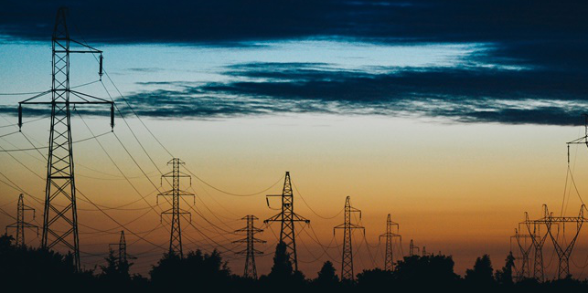 
	中國儲能網(wǎng)訊：由于公用事業(yè)部門難以提供足夠的電力，消費者對可再生能源增加了需求，以及不斷出現(xiàn)的備用電力系統(tǒng)故障的風險，電力行業(yè)面臨著日益嚴重的問題。那么其解決方案是什么？在電力行業(yè)舉行的一系列會談中，行業(yè)專家對于微電網(wǎng)技術的發(fā)展進行了探討