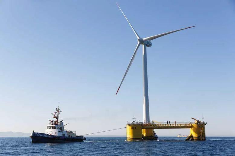 
	中國儲能網(wǎng)訊：近日，世界上第一個商業(yè)化漂浮式海上風(fēng)場----Hywind，安裝了一套1MW容量的電池系統(tǒng)，這也是全球首個真正意義上為海上風(fēng)電場配套設(shè)置的電池儲能系統(tǒng)。


	



	英國Hywind漂浮式海上風(fēng)場總裝機30MW，安裝了5臺6MW風(fēng)機，風(fēng)場通過33kV電纜連接到蘇格蘭Peterhead陸上變電站，這套電池儲能系統(tǒng)正是安裝于此