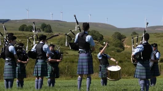 　　之前在水資源上引發(fā)大量爭議的雀巢公司，剛剛宣布了其在蘇格蘭新建的包含 9 臺渦輪機組的風力發(fā)電廠。 作為該公司可再生能源努力的一部分，這 9 臺風力發(fā)電機產(chǎn)生的電量，足以攤平其在英國 / 愛爾蘭地區(qū)工廠、倉庫和辦公大樓的半數(shù)能源消耗