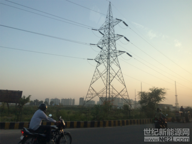 在印度最近舉行的2GW跨邦傳輸系統(tǒng)并網(wǎng)太陽能項(xiàng)目拍賣中，印度太陽能電價(jià)達(dá)到最低點(diǎn)2.44印度盧比/kWh（合0.036美元）。自2017年5月以來，這是首次出現(xiàn)這種情況