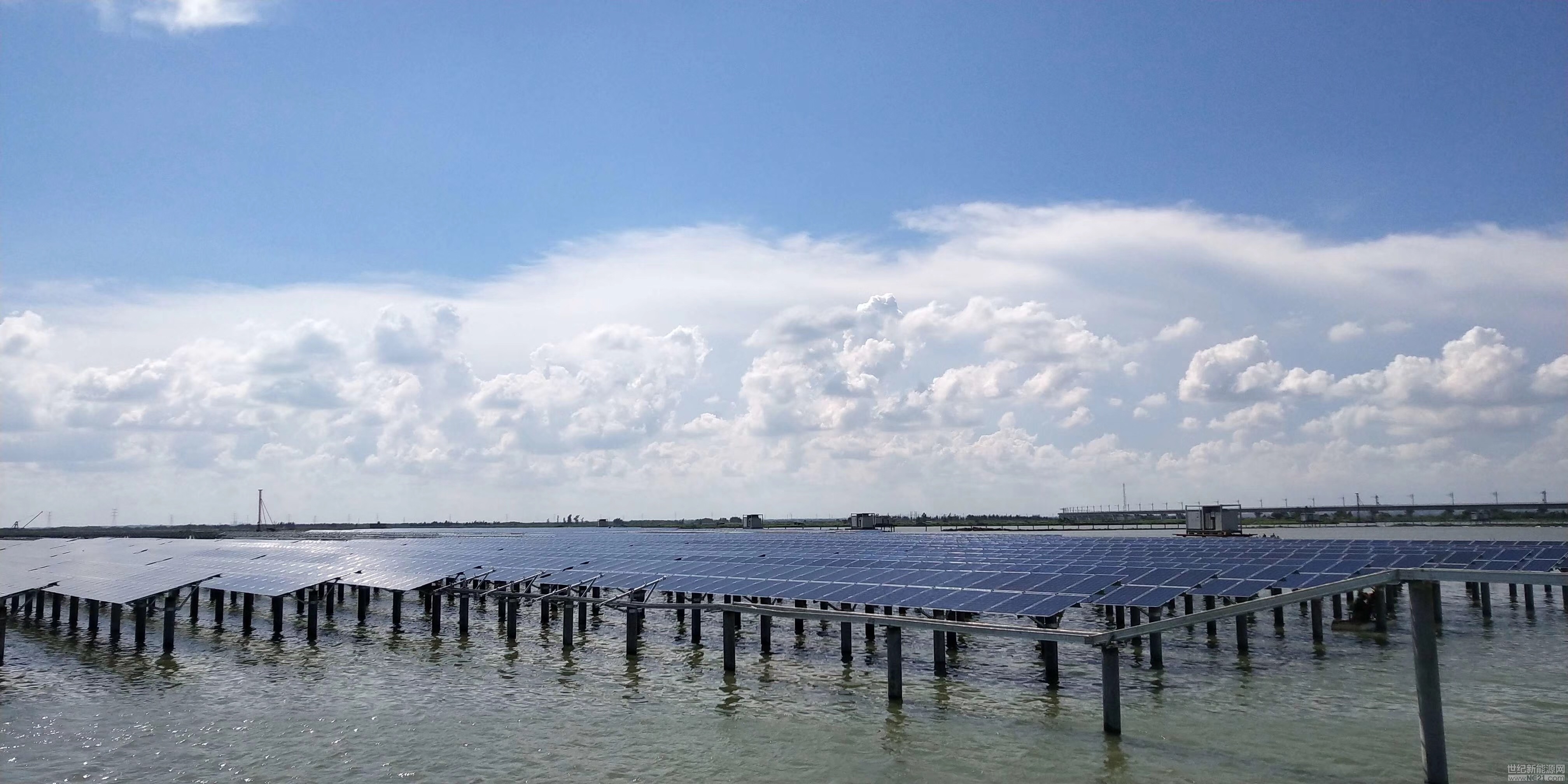 近日，亞瑪頓傳來捷訊，廣東湛江鼎瑞20MW漁光互補(bǔ)項(xiàng)趕上630節(jié)點(diǎn)末班車，于6月29日順利建成并網(wǎng)，成功攻堅(jiān)630并網(wǎng)目標(biāo)。

據(jù)了解，廣東湛江鼎瑞漁光互補(bǔ)項(xiàng)目是由中國電建集團(tuán)貴州工程有限公司承建的首個(gè)水上漁光互補(bǔ)項(xiàng)目