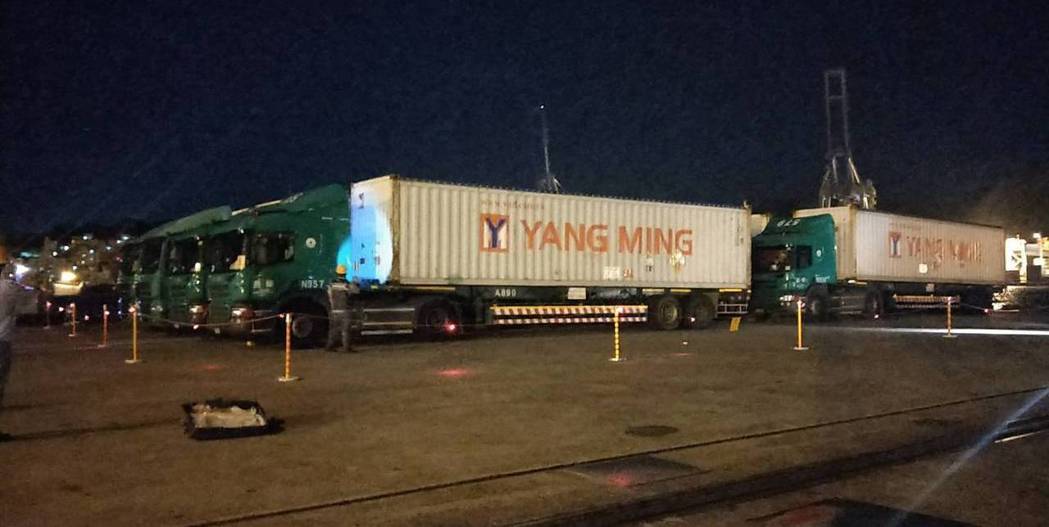 　　據(jù)臺灣《聯(lián)合新聞網(wǎng)》7月4日報道，當天凌晨臺灣龍門核能發(fā)電站（“核四”）的核燃料棒被運離廠區(qū)，預計將運往美國出售。根據(jù)臺電的后續(xù)計劃，從未投入運行的“核四”廠將會被拆除反應堆后轉(zhuǎn)型火力發(fā)電