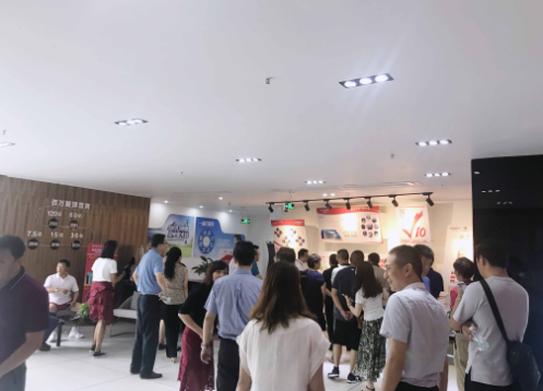 7月3日，涼山州政府副州長、昭覺縣委書記子克拉格，昭覺縣人大常委會主任許世蓉等昭覺縣考察團(tuán)領(lǐng)導(dǎo)，以及禪城區(qū)委區(qū)政府辦公室主任余乾波、禪城區(qū)扶貧辦主任李錚等禪城區(qū)政府領(lǐng)導(dǎo)，30多人蒞臨南控電力總部，南控電力董事長劉香峰陪同參觀了南控總部展廳，共賞南控先進(jìn)的光伏產(chǎn)品，觀看適用于各種場景的光伏發(fā)電系統(tǒng)，分享南控在光伏扶貧項(xiàng)目實(shí)施的經(jīng)驗(yàn)，體驗(yàn)?zāi)峡毓夥l(fā)電是如何提高人類生活的品質(zhì)。期間，還隆重舉行了捐贈儀式——南控電力為昭覺縣人民政府捐贈2臺南控光伏新能源汽車