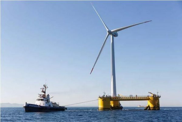                                         
	　　近日，世界上第一個商業(yè)化漂浮式海上風場----Hywind，安裝了一套1MW容量的電池系統(tǒng)，這也是全球首個真正意義上為海上風電場配套設(shè)置的電池儲能系統(tǒng)。

	

	　　英國Hywind漂浮式海上風場總裝機30MW，安裝了5臺6MW風機，風場通過33kV電纜連接到蘇格蘭Peterhead陸上變電站，這套電池儲能系統(tǒng)正是安裝于此