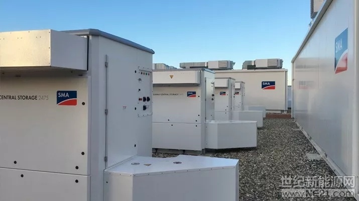  SMA為歐洲最大的電池儲(chǔ)能項(xiàng)目提供了整套系統(tǒng)技術(shù)解決方案。該項(xiàng)目位于英格蘭的Pelham，是英格蘭目前在建項(xiàng)目之一，項(xiàng)目連接負(fù)荷超60MVA，用于提供電網(wǎng)調(diào)頻所需的備用電源，從而改善電網(wǎng)波動(dòng)