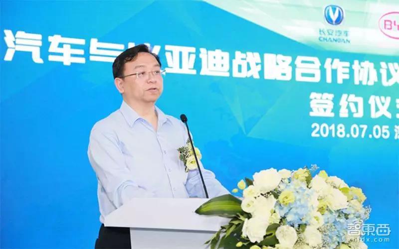 
	中國儲能網(wǎng)訊：車東西7月5日消息，比亞迪今日與長安汽車在深圳簽署戰(zhàn)略合作協(xié)議，宣布組建合資公司，從事車用動力電池生產(chǎn)、銷售等業(yè)務(wù)。比亞迪董事長王傳福，長安汽車總裁朱華榮等高層出席簽約儀式