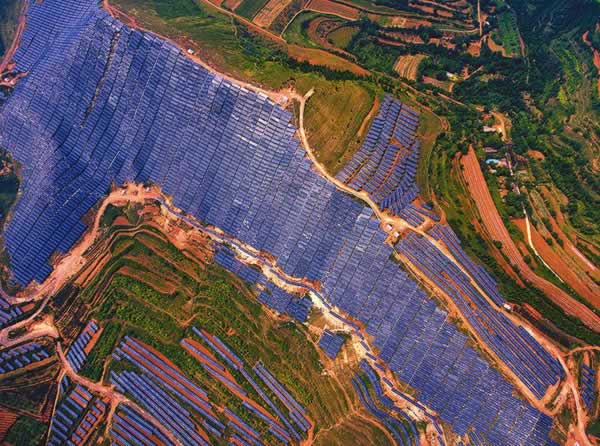                                         
	

	

	　　這是7月5日拍攝的山西省運(yùn)城市芮城縣光伏領(lǐng)跑技術(shù)基地（無(wú)人機(jī)拍攝）。 

	　　近年來(lái)，山西省運(yùn)城市芮城縣依托荒山坡地優(yōu)勢(shì)，加快發(fā)展光伏發(fā)電