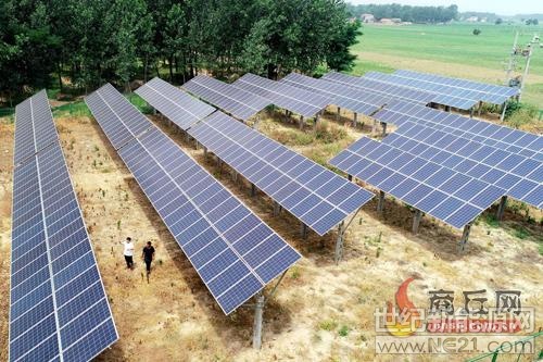 睢縣村級光伏電站總裝機容量41.9兆瓦，涉及114個貧困村180個自然村，扶持貧困戶5237戶，每戶每年可實現(xiàn)增收3000元以上。目前已實現(xiàn)穩(wěn)定發(fā)電裝機容量21兆瓦，日發(fā)電量約4.2萬度