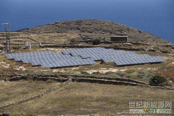 周一希臘太陽能項目拍賣分為兩類：第一類涉及500KW~1MW光伏項目，第二類涉及1MW~20MW光伏項目。第一類的成功競標(biāo)價格從每兆瓦時75.87歐元到每兆瓦時80歐元不等，共招標(biāo)83個總計53.48MW的光伏項目；第二類拍賣進一步降低了希臘太陽能發(fā)電的價格，最低報價為每兆瓦時62.97歐元，最高每兆瓦時71歐元，共招標(biāo)8個總計52.92MW的光伏項目；還有涉及風(fēng)能項目的拍賣，共招標(biāo)7個總計170.92MW的風(fēng)電項目，最低報價為每兆瓦時68.18歐元