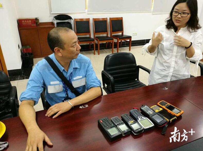 　　6月28日，從南方電網(wǎng)廣東東莞供電局了解到，該局智能電表覆蓋率以及低壓集抄成率已經(jīng)達(dá)到100%，電網(wǎng)“機器換人”完美收官。至此，該局為其服務(wù)范圍內(nèi)250多萬居民客戶提供更加智能化的用電服務(wù)