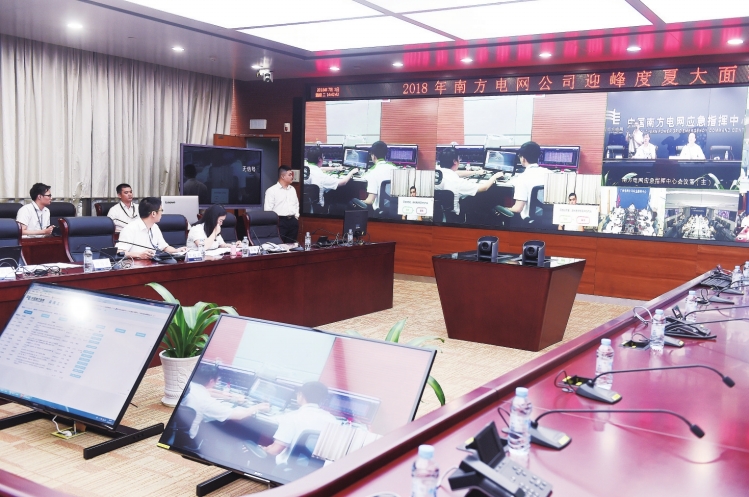 
　　3日下午，南方電網(wǎng)公司應(yīng)急指揮中心（主會(huì)場(chǎng)）與各個(gè)單位（分會(huì)場(chǎng)）連線，共同舉行2018年迎峰度夏大面積停電應(yīng)急演練?！∧暇W(wǎng)報(bào)記者 賴增鵬 攝

　　南網(wǎng)報(bào)訊 7月3日，南方電網(wǎng)公司成功舉行2018年迎峰度夏大面積停電應(yīng)急演練