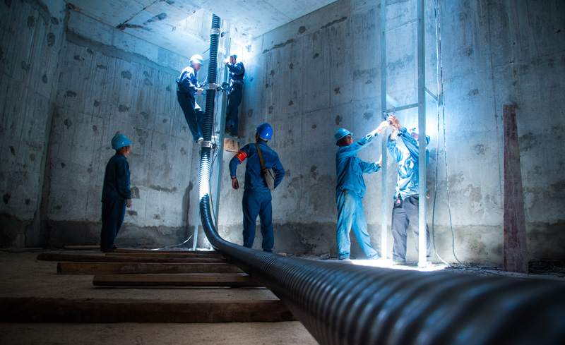 　　　　珠海保底電網(wǎng)工程投產(chǎn) 對澳門供電保障進(jìn)一步提升 　　日前，南方電網(wǎng)220千伏珠海至鳳凰雙回線路電纜化改造工程順利投產(chǎn)，珠海保底電網(wǎng)工程完成階段性目標(biāo)，由此將進(jìn)一步提高對澳門供電可靠性?！　?017年，珠海澳門兩地受到超強臺風(fēng)“天鴿”襲擊，南方電網(wǎng)廣東電網(wǎng)公司重新審視電網(wǎng)建設(shè)規(guī)劃和標(biāo)準(zhǔn)，緊急開展珠海防風(fēng)抗災(zāi)保底電網(wǎng)建設(shè)，并計劃于今年6月30日前建成3個重點項目，包括：220千伏珠海至鳳凰雙回線路電纜化改造工程、220千伏珠海至拱北第二回線路工程、220千伏加林至珠海雙回線路工程