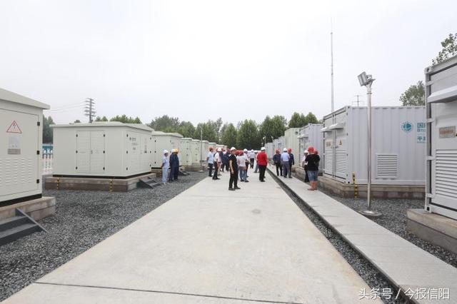 　　“信陽龍山電池儲能電站一次試運成功、順利并網(wǎng)、通過驗收?！?月4日，隨著國網(wǎng)河南省電力公司副總經(jīng)理張中青現(xiàn)場的一聲宣布，國內(nèi)技術(shù)領(lǐng)先的電網(wǎng)側(cè)分布式電池儲能電站誕生了