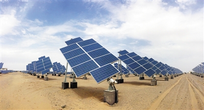                                         
	
	圖為青海光伏電站內(nèi)光伏矩陣一角。

	　　 近日，總投資3000余萬元的青海省果洛藏族自治州瑪多縣11座村級光伏電站開工建設(shè)，項目的建設(shè)運營將惠及瑪多縣11個貧困村628戶1686名貧困人口