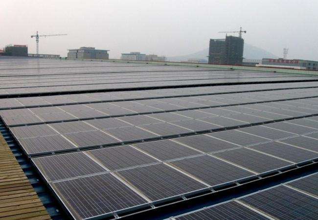 據(jù)美國(guó)能源效率和節(jié)能部門(mén)負(fù)責(zé)人Sergij Savchuk表示，截至2018年6月底，烏克蘭的光伏累計(jì)裝機(jī)容量已達(dá)到948MW。財(cái)經(jīng)日歷資訊快遞貴金屬模擬交易貴金屬專家直播室金投網(wǎng)貴金屬行情軟件目前，太陽(yáng)能是烏克蘭規(guī)模最大的可再生能源，其次是風(fēng)力發(fā)電5151MW，小型水力發(fā)電96MW，生物質(zhì)發(fā)電44MW，沼氣發(fā)電41MW