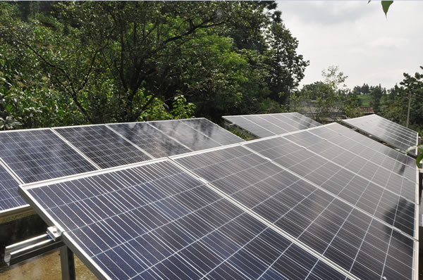                                         
	　　“收益穩(wěn)定，省心省力，這種扶貧方式要的。”2018年7月，貴州省普安縣羅漢鎮(zhèn)涼水村格體組村民張定成，指著自家屋頂上新裝快一個月的分布式發(fā)電系統(tǒng)高興地說