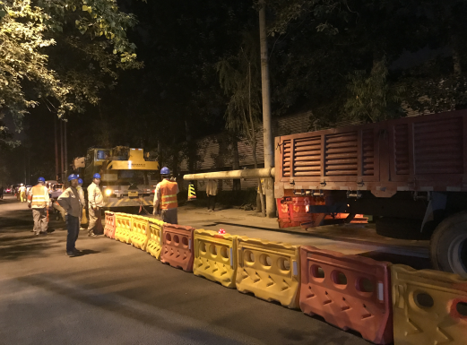 黃寺大街拔電線桿現(xiàn)場 蘇南攝　　 7月6日深夜，在北京市西城區(qū)南禮士路架空線入地工程現(xiàn)場，國網(wǎng)北京市電力公司工作人員正在進(jìn)行設(shè)備吊裝操作。當(dāng)晚，南禮士路、黃寺大街、幸福大街、南橫西街、白廣路等18個施工現(xiàn)場同時火熱作業(yè)