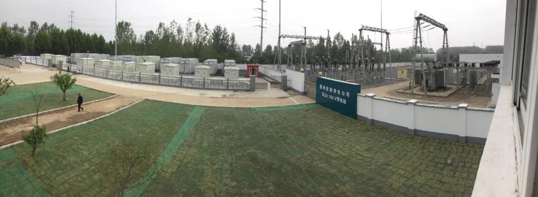 
	中國儲能網(wǎng)訊：7月4日，由國家電網(wǎng)公司部署、國網(wǎng)河南電力公司組織、平高集團(tuán)有限公司投資建設(shè)、南都電源提供成套預(yù)裝式儲能設(shè)備的河南電網(wǎng)100兆瓦電池儲能示范工程——9.6MW信陽龍山110KV變電站電池儲能示范工程并網(wǎng)成功，并通過正式驗(yàn)收。



	該項(xiàng)目是電網(wǎng)公司投資運(yùn)營的分布式儲能電站，南都電源為儲能成套設(shè)備的承建單位