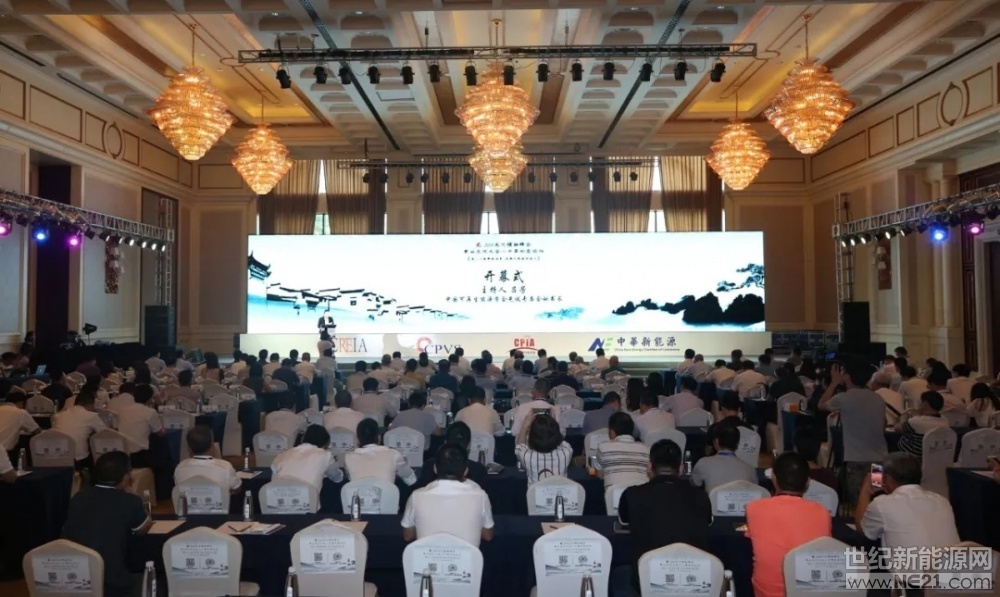 7月8~9日，由四大行業(yè)協會中國循環(huán)經濟協會可再生能源專業(yè)委員會、中國可再生能源學會光伏專委會、中國光伏行業(yè)協會、全國工商聯新能源商會聯合主辦的《2018光伏領袖峰會 黃山光伏大會二十年紀念論壇》在安徽黃山舉辦。



會上，中國光伏行業(yè)協會秘書長王勃華做了《光伏行業(yè)發(fā)展形勢簡介》的發(fā)言