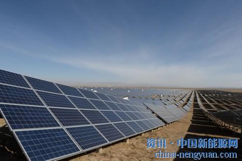                                                                                                                                                                     
	　　這是一片光的海洋。

	　　在青海省海南州共和縣龍羊峽水電站八公里處，蒼茫的戈壁灘上，你會看到荒漠中一望無垠的太陽能發(fā)電板面朝南方，微微昂頭，接受太陽的光輝，釋放著綠色能源