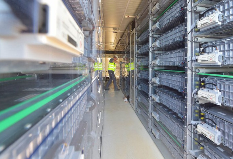 
	中國儲能網(wǎng)訊：德國太陽能和電池儲能廠商Belectric公司日前表示，最近在德國和英國部署了三個電池儲能系統(tǒng)，其總?cè)萘繛?3兆瓦時。


	



	這些儲能設(shè)施使用來自不同生產(chǎn)制造商的全新和二次利用的汽車電池，并提供頻率響應(yīng)和相關(guān)系統(tǒng)服務(wù)