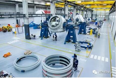  　　WindDaily獲悉，GE近日宣布將投資4600萬歐元（合3.59億人民幣）升級其生產(chǎn)12MW海上風機的法國圣納澤爾工廠。GE為了搶全球海上風電市場先機，也是舍得下本