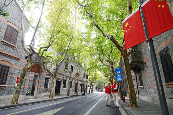 　　編者按：在迎來(lái)改革開放40周年之際，為銘記上海產(chǎn)業(yè)在艱難中起步，在探索中發(fā)展，在新的起點(diǎn)上揚(yáng)帆再啟航，傳承上海產(chǎn)業(yè)工人迎難而上、無(wú)私奉獻(xiàn)的精神，上海市經(jīng)濟(jì)和信息化工作黨委與人民網(wǎng)上海頻道、上海廣播電臺(tái)、解放日?qǐng)?bào)社，聯(lián)合推出“改革開放再出發(fā)，上海制造新征程”主題報(bào)道活動(dòng)。活動(dòng)貫穿全年，在人民網(wǎng)上海頻道、上海市經(jīng)濟(jì)和信息化黨建網(wǎng)、“上海經(jīng)信委”、“人民網(wǎng)上海”微信公眾號(hào)、上海廣播電臺(tái)990早新聞、《今晚》欄目等平臺(tái)陸續(xù)推出