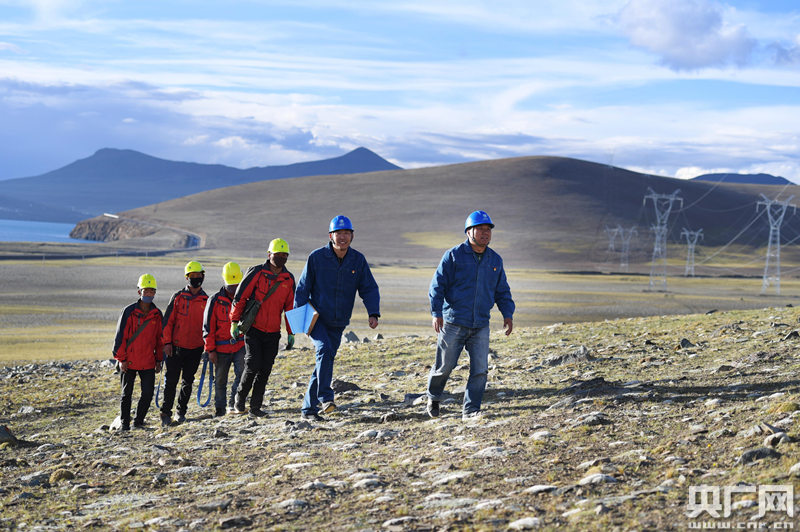 

　　記者從國網(wǎng)安徽省電力有限公司獲悉，國網(wǎng)安徽電力近日就西藏山南新一輪農(nóng)網(wǎng)改造升級工程進(jìn)展及幫扶工作進(jìn)行總結(jié)，同時(shí)開始啟動(dòng)該地區(qū)的配電網(wǎng)工程建設(shè)和運(yùn)檢管理長效幫扶工作。

　　據(jù)了解，西藏山南是國網(wǎng)安徽電力對口幫扶地區(qū)，該地區(qū)新一輪農(nóng)網(wǎng)工程共46個(gè)項(xiàng)目（包），總投資17.1億元，工程覆蓋山南所有12個(gè)縣（區(qū)）、7.97萬平方公里國土