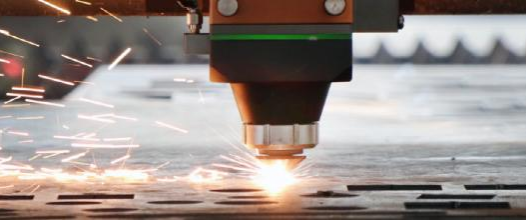 
                    
	激光切割技術(shù)具有加工可控、高效率、高質(zhì)量的特點(diǎn)，在工業(yè)加工上有著非常廣闊的應(yīng)用，如汽車(chē)工業(yè)、紡織機(jī)械、鈑金加工等。激光切割可分為激光汽化切割、激光熔化切割、激光氧氣切割和激光劃片與控制斷裂四類