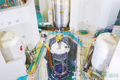 
                    

近日，華龍一號全球首堆福清5號機組下部堆內(nèi)構(gòu)件完成首次插入反應(yīng)堆壓力容器，標(biāo)志著堆內(nèi)構(gòu)件正式進入安裝階段，為首堆流致震動試驗、冷試重大節(jié)點目標(biāo)按期完成奠定基礎(chǔ)。
 
　　堆內(nèi)構(gòu)件是反應(yīng)堆廠房最核心設(shè)備之一，主要起到支承和固定堆芯組件，承受堆芯重量，同時為壓力容器提供熱屏蔽，減少受中子和r射線照射等作用
