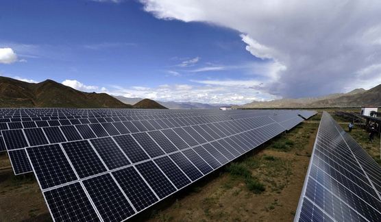 經(jīng)過90天緊張工作，青海水電集團海南共和50兆瓦光伏電站于近日提前建成，一次性成功并網(wǎng)發(fā)電。該項目的成功投產(chǎn)不僅刷新了我省同規(guī)模光伏發(fā)電項目建設(shè)速度的記錄，壯大了青海水電集團的新能源業(yè)務(wù)，同時也為我省加快建設(shè)綠色能源示范省作出了新的貢獻