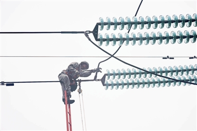                                                                                          　　6月30日，國(guó)網(wǎng)安徽淮南供電公司員工開(kāi)展帶電作業(yè)，處理220千伏洛河發(fā)電廠至古溝變電站線路排查出的危急缺陷，使線路異常發(fā)熱點(diǎn)由117.7℃降到正常值27.9℃，確?；茨厦弘姷绕髽I(yè)安全生產(chǎn)。下一步，該公司將加強(qiáng)骨干電力線路的巡視消缺，保障長(zhǎng)三角地區(qū)供電安全