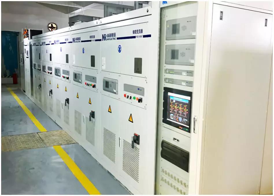 
	中國儲能網(wǎng)訊：南瑞繼保承擔(dān)的萬科智慧小區(qū)柔性配網(wǎng)項(xiàng)目于2018年6月成功開啟示范運(yùn)行。



	該項(xiàng)目用于配套徐州城區(qū)萬科北宸天地智慧小區(qū)建設(shè)，實(shí)現(xiàn)了含保安電源段的5段低壓400V母線柔性互聯(lián)，形成多電源的合環(huán)運(yùn)行：既可以靈活控制系統(tǒng)潮流，又可以提供直流母線方便分布式光伏、儲能系統(tǒng)、直流充電樁接入，形成直流光/儲/充一體化系統(tǒng)，在滿足電動汽車“快充”需求的同時，又給交流系統(tǒng)提供支撐，提升配網(wǎng)可靠性和穩(wěn)定性，可謂一舉多得