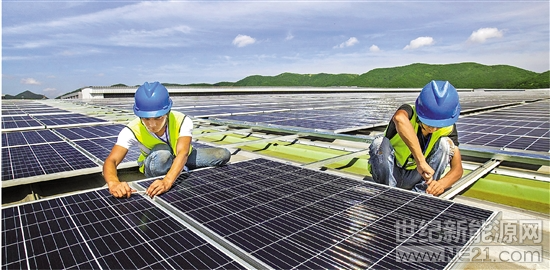  
 
7月9日，技術(shù)人員在舟山市定海區(qū)金塘西堠工業(yè)集聚區(qū)為屋頂分布式光伏發(fā)電項目進行最后的組件連接檢查。該項目總裝機容量為5864.32千瓦，預(yù)計年發(fā)電量650萬度左右