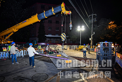　　7月7日凌晨，在北京市西城區(qū)南禮士路架空線入地工程現(xiàn)場(chǎng)，國(guó)網(wǎng)北京市電力公司工作人員正在進(jìn)行設(shè)備吊裝操作。

　　當(dāng)晚，南禮士路、黃寺大街、幸福大街、南橫西街、白廣路等18個(gè)施工現(xiàn)場(chǎng)同時(shí)火熱作業(yè)中