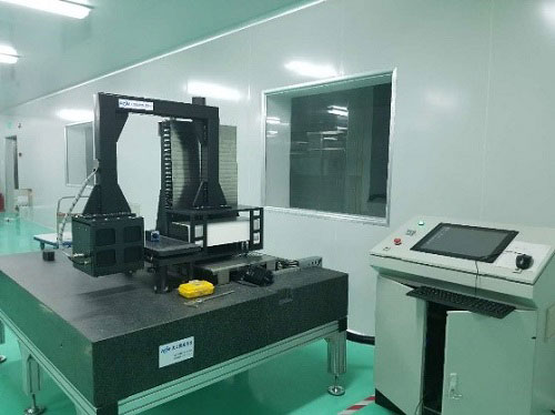 　　【中國(guó)儀表網(wǎng) 儀表研發(fā)】6月27日，上海光機(jī)所恒益光學(xué)精密機(jī)械有限公司研制的“全自動(dòng)大尺寸光學(xué)玻璃應(yīng)力測(cè)試儀”順利完成了客戶方交付驗(yàn)收。  圖為應(yīng)力儀外觀圖 　　該設(shè)備是集精密光學(xué)、機(jī)械工程、自動(dòng)化控制和軟件編程等諸方面一體的精密檢測(cè)設(shè)備，其應(yīng)力雙折射的檢測(cè)精度優(yōu)于0.1nm/cm，能夠?qū)崿F(xiàn)800mmX500mm尺寸大型石英玻璃的掃描測(cè)試，具備應(yīng)力分布精細(xì)程度可調(diào)，分布結(jié)果圖像化和報(bào)表呈現(xiàn)等功能