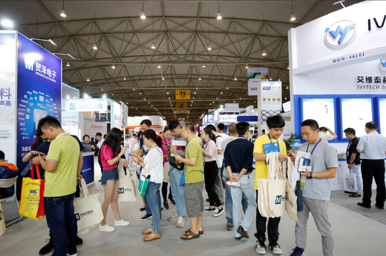 　　【中國(guó)儀表網(wǎng) 儀表展會(huì)】2018中國(guó)(成都)電子信息博覽會(huì)于2018年7月10日在成都世紀(jì)城新國(guó)際會(huì)展中心隆重開(kāi)幕。本屆展會(huì)是在成都市人民政府、四川省經(jīng)濟(jì)和信息化委員會(huì)、四川省國(guó)防科學(xué)技術(shù)工業(yè)辦公室、中國(guó)電子信息產(chǎn)業(yè)集團(tuán)有限公司的支持下，由中國(guó)電子器材有限公司主辦，中電會(huì)展與信息傳播有限公司、成都市雙流區(qū)人民政府承辦，成都市經(jīng)濟(jì)和信息化委員會(huì)和成都市博覽局協(xié)辦，致力于推動(dòng)西部乃至全國(guó)的電子信息產(chǎn)業(yè)發(fā)展