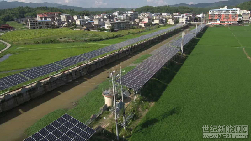  近日，首航新能源完成對福建明溪3.4MW村級扶貧電站的逆變器供貨。該項(xiàng)目建設(shè)成功與否，直接與貧困村、貧困戶經(jīng)濟(jì)效益掛鉤，所以對于建設(shè)單位、設(shè)備提供單位來說都是企業(yè)整體實(shí)力與產(chǎn)品質(zhì)量的考驗(yàn)