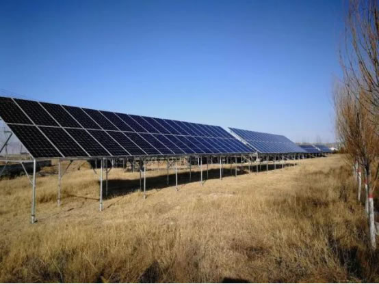                                         
	　　土默特左旗位于內(nèi)蒙古自治區(qū)中部，是呼和浩特市和包頭市之間的一座小城。這里生活著漢、回、滿、朝鮮等25個民族，是內(nèi)蒙古高原連片貧困地區(qū)