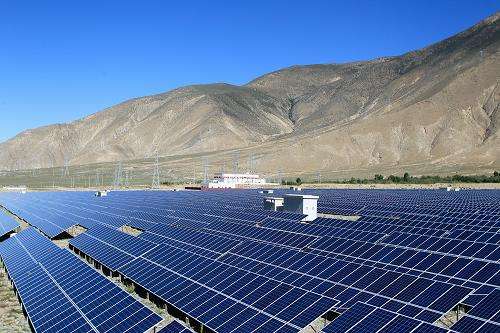 近日，中國電建（601669）集團(tuán)吉林省電力勘測設(shè)計(jì)院有限公司設(shè)計(jì)的河北淶源乾禹10兆瓦光伏扶貧電站并網(wǎng)運(yùn)行。該項(xiàng)目是吉林院承攬的首個(gè)山地光伏發(fā)電項(xiàng)目