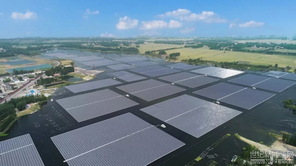  7月11日，在第二屆領(lǐng)跑者計(jì)劃之水面光伏電站交流會暨水面光伏電站設(shè)計(jì)與設(shè)備選型研討會上，陽光浮體科技有限公司副總經(jīng)理肖福勤發(fā)表了題為“漂浮式光伏電站新挑戰(zhàn)與新技術(shù)”的演講，與技術(shù)專家、產(chǎn)業(yè)界人士共同探討如何通過技術(shù)創(chuàng)新促進(jìn)漂浮式光伏的發(fā)展。



肖福勤指出，國內(nèi)漂浮電站從最初的粗放式建設(shè)到現(xiàn)在的精細(xì)化設(shè)計(jì)，對上游產(chǎn)品制造及下游設(shè)計(jì)施工都提出了更高的要求