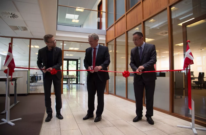                        當?shù)貢r間2018年7月6日，對新疆金風科技股份有限公司（下稱“金風科技”）丹麥研發(fā)中心來說，是個大日子。 這天，丹麥研發(fā)中心宣布，正式搬遷至S?ften（瑟夫滕），并舉行了喬遷剪彩儀式