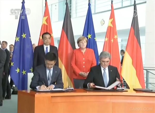 
                    
	7月9日晚，在兩國(guó)領(lǐng)導(dǎo)人的見(jiàn)證下，中、德的代表企業(yè)西門(mén)子和阿里云簽署了備忘錄，將攜手共同推進(jìn)中國(guó)工業(yè)互聯(lián)網(wǎng)發(fā)展。未來(lái)MindSphere將部署在阿里云上，為中國(guó)內(nèi)地的制造企業(yè)提供強(qiáng)有力服務(wù)，幫助他們利用先進(jìn)的工業(yè)解決方案進(jìn)行創(chuàng)新