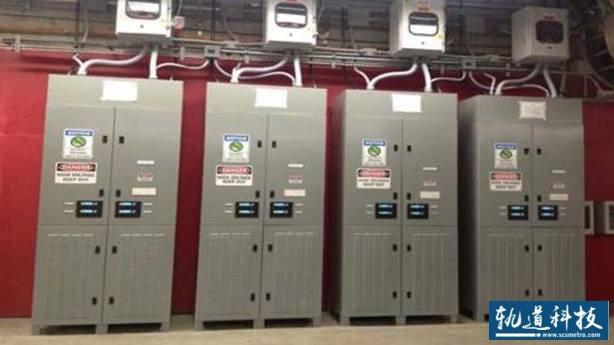 
	中國儲(chǔ)能網(wǎng)訊：洛杉磯地鐵在紅線（Red Line）西湖/麥克阿瑟公園站的牽引變電站（TPSS）實(shí)施了一個(gè)基于飛輪物理儲(chǔ)能技術(shù)的Wayside Energy Storage Substation儲(chǔ)能變電站（WESS）項(xiàng)目，聯(lián)邦運(yùn)輸管理局（FTA）根據(jù)2009年“美國復(fù)蘇與再投資法”（ARRA）為該項(xiàng)目提供資金，由LAMETRO和VYCONInc.簽約并合作開展。自2014年8月安裝完成后，WESS一直處于穩(wěn)定的運(yùn)行狀態(tài)，每天能節(jié)省10%至18%的牽引電力能源
