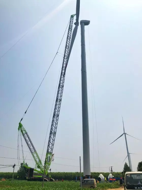  　　城市化進(jìn)程的提速，帶來能源需求的不斷增加，為更好地維護(hù)家園環(huán)境、貫徹生態(tài)發(fā)展理念，各省市紛紛落地自己的“藍(lán)天計劃”。不少高能耗項目暫停，綠色清潔的風(fēng)電項目陸續(xù)上馬，河北臨西風(fēng)電項目便是其中典范