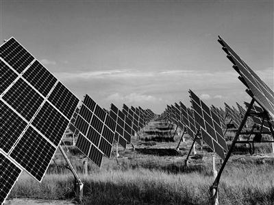 
	中國(guó)儲(chǔ)能網(wǎng)訊：共和出發(fā)，沿著G214國(guó)道一路向南，約摸半個(gè)小時(shí)的車程，車窗外的景象漸漸變得單調(diào)而又蕭瑟起來(lái)，塔拉灘到了。這片曾以荒漠化聞名的廣袤土地，如今因?yàn)樾履茉丛俅巫哌M(jìn)人們的視野