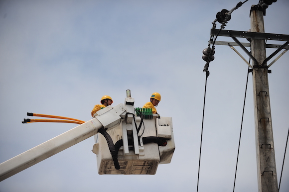 　　記者今（11）日從國網(wǎng)重慶市電力公司獲悉，為應對暴雨、雷電等極端天氣引發(fā)電網(wǎng)安全事故，國網(wǎng)重慶市電力公司在全市范圍內(nèi)啟動防洪防汛應急演練。同時提醒市民：為規(guī)避可能產(chǎn)生的安全隱患，極端天氣應遠離電網(wǎng)設備